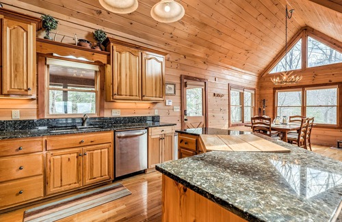 Mineral Bluff Cabina | Fire on the Mountain - Mountain Views | 3 Levels of Decks | Outdoor Fireplaces | Hot Tub | Game Room