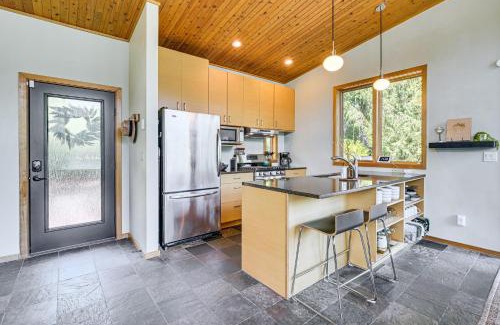 Olympia Casa | Fire Pit and Views Modern Summit Lake Escape!