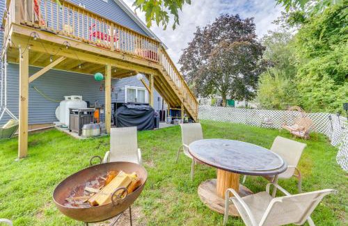 West Haven Apartamento | Fire Pit and Yard West Haven Apt, 5 Mi to Yale!