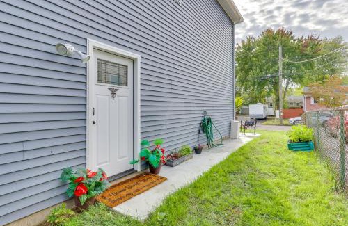 West Haven Apartamento | Fire Pit and Yard West Haven Apt, 5 Mi to Yale!