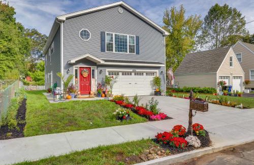 West Haven Apartamento | Fire Pit and Yard West Haven Apt, 5 Mi to Yale!