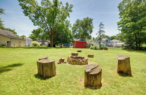 Adrian Cabaña | Fire Pit, BBQ & Yard: Family Home in Adrian