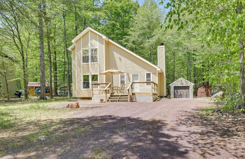 Thornhurst Cabaña | Fire Pit, Kayak & Gas Grill: Pocono Lake Home!