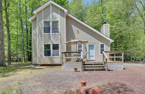 Thornhurst Cabaña | Fire Pit, Kayak & Gas Grill: Pocono Lake Home!