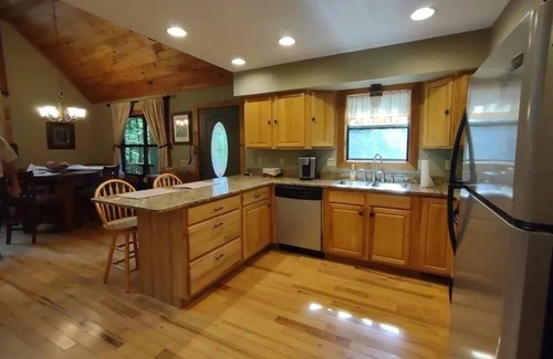 Bryson City Cabina | Firefly Cabin King Bed Hot Tub Private