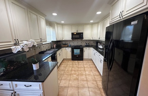 Long Island Casa | Firepit, 3BR, 12ppl, Family, Central to farms, wineries, museums, 5min to train