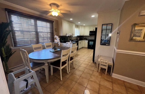 Long Island Casa | Firepit, 3BR, 12ppl, Family, Central to farms, wineries, museums, 5min to train