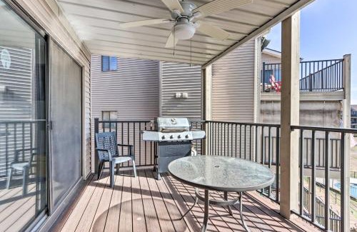 Lake Ozark Apartamento | Fireplace and Grill Bright Lake Ozark Condo!
