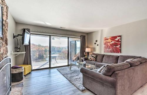 Lake Ozark Apartamento | Fireplace and Grill Bright Lake Ozark Condo!