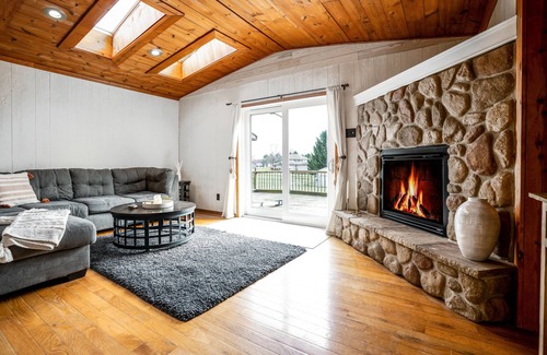 Elkhorn Casa | Fireside Charm on Strawberry Hill – A Tranquil Escape! Hot Tub, Pet Friendly