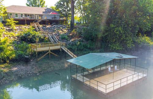 Heber Springs Casa | Firplace and Deck Riverfront Heber Springs Home