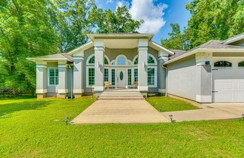 Heber Springs Casa | Firplace and Deck Riverfront Heber Springs Home