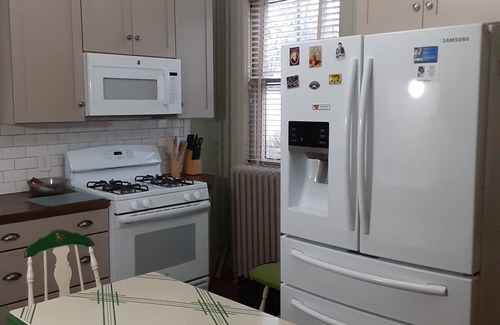 Downtown Toledo Casa | First Floor 4 poster Double Bed in Historic Victorian Bed and Breakfast