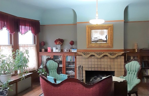 Downtown Toledo Casa | First Floor 4 poster Double Bed in Historic Victorian Bed and Breakfast
