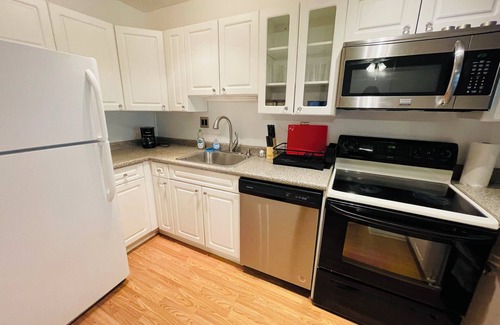 Elkins Park Apartamento | First‑Floor Comfort: 2BR/2BA Condo w/ Private Parking, Contact us for Discount