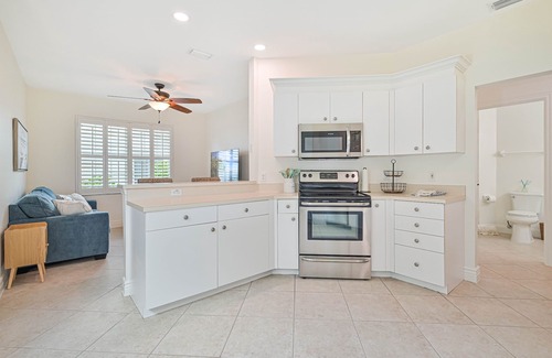Naples Condominio | First Floor Naples coach home with Golf Course View & Resort Style Amenities!