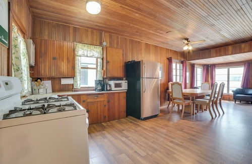 Cedarville Cabina | Fish, Boat & Relax: Lakefront Cedarville Cabin 1