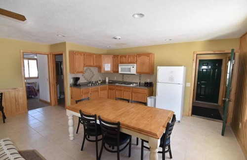 Baudette Cabina | Fisherman Base Camp on Rainy River - 5 Mins to the Lake!