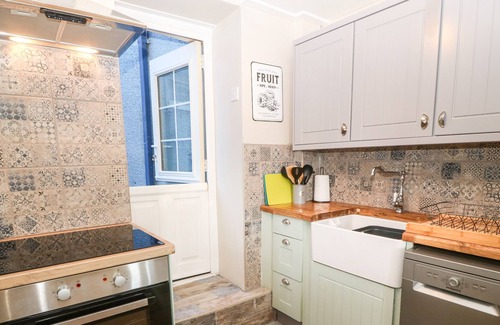 Rhydwyn Cabaña | FISHERMAN'S COTTAGE, pet friendly, with open fire in Church Bay