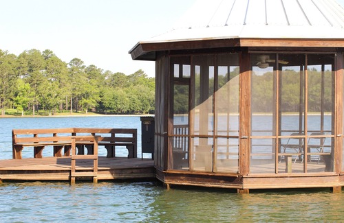 Louisville Cabina | Fisherman's Paradise on 120-acre Private Lake