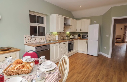Ipswich Cabaña | FISHERMAN'S REST, pet friendly, with a garden in Ipswich