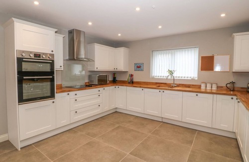 Malltraeth Casa | FISHERMANS COTTAGE, pet friendly, with hot tub in Malltraeth