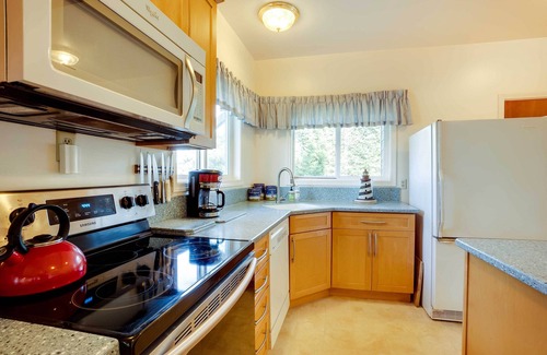 Coos Bay Casa | Fishermen's Paradise in Coos Bay: Walk to Beach!