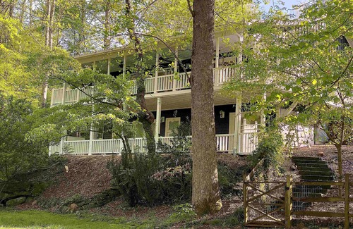 Blairsville Cabina | Fishing, Swimming, Kayaking, Hot Tub, Dog Friendly