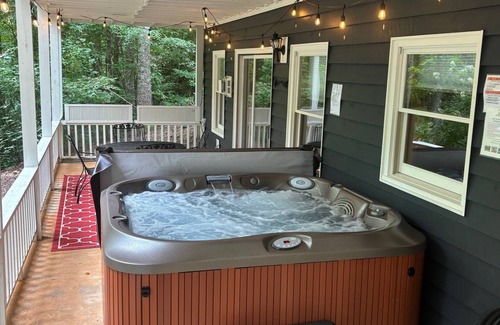 Blairsville Cabina | Fishing, Swimming, Kayaking, Hot Tub, Dog Friendly