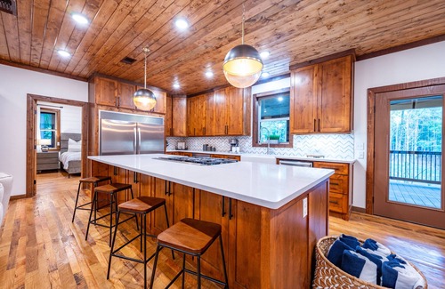 Broken Bow Cabina | Five Master King Suites, entertainment room, two bunkrooms, hot tub, smoker