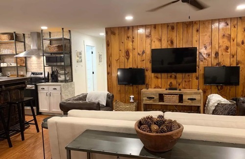 Mount Vernon Casa | Five-star Historic Boyd Harvey Carriage House 2 Bedroom Home by RedAwning