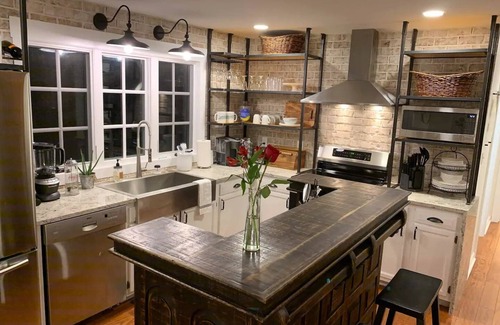 Mount Vernon Casa | Five-star Historic Boyd Harvey Carriage House 2 Bedroom Home by RedAwning