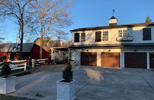 Mount Vernon Casa | Five-star Historic Boyd Harvey Carriage House 2 Bedroom Home by RedAwning