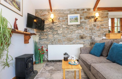 Liskeard Cabaña | FIZZ-GOG COTTAGE, pet friendly, with a garden in Upton Cross