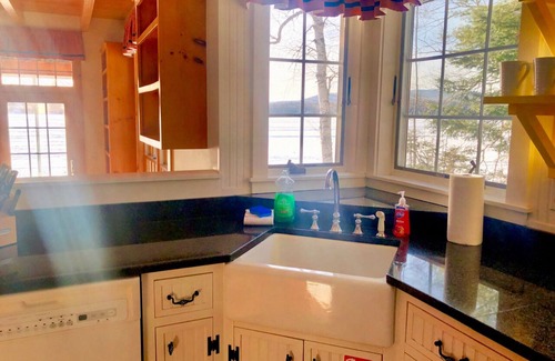 Whitefield Casa | 30FL: LA CASA DE LAGO por excelencia en Forest Lake, cerca de Bretton Woods, Santa's Village y Forest Lake State Park. ¡BOLETOS DE ESQUÍ DESCUENTOS!