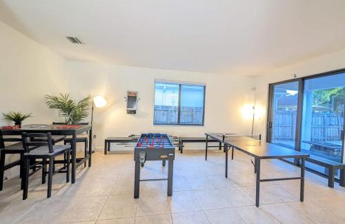 Tamiami Casa | FL1 House NEW Miami Oasis Game Room & Firepit