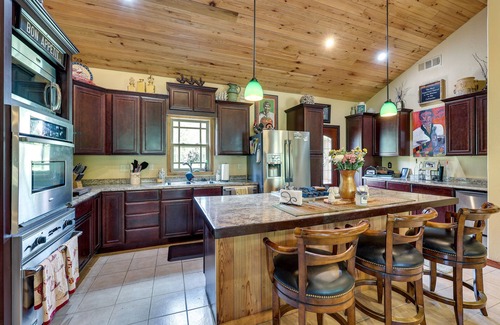Caddo Gap Cabina | Flag Hole Riverfront Cabin Near Local Attractions!