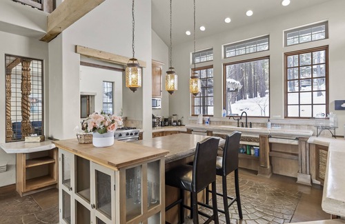 Flagstaff Casa | Flagstaff Retreat w/Mountain Views: Fire Pit, Hot tub, Fireplace, Near Snowbowl