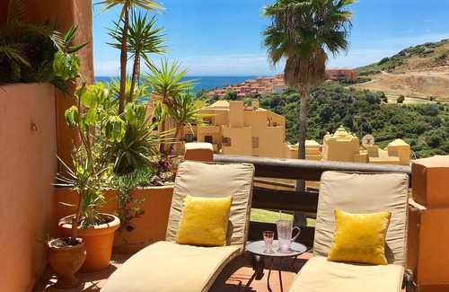 Manilva Apartamento | Amplio y moderno apartamento de 2 dormitorios con excelentes vistas al mar y una gran terraza