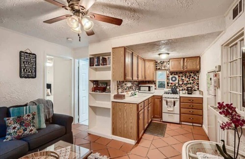 Sunshine Park Casa | Flamingo Casita - Wander through a Garden Hideaway with Shared Pool