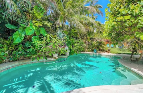 Sunshine Park Casa | Flamingo Casita - Wander through a Garden Hideaway with Shared Pool