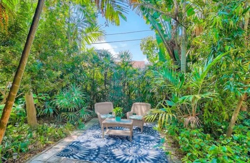 Sunshine Park Casa | Flamingo Casita - Wander through a Garden Hideaway with Shared Pool