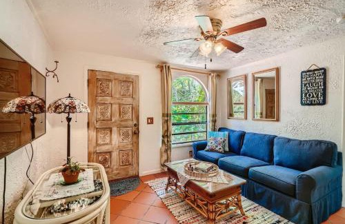 Sunshine Park Casa | Flamingo Casita - Wander through a Garden Hideaway with Shared Pool