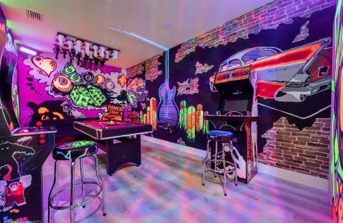 Richmond West Casa | Flamingo's Resort - Work Area, BBQ, 5 Bedrooms & Game Room