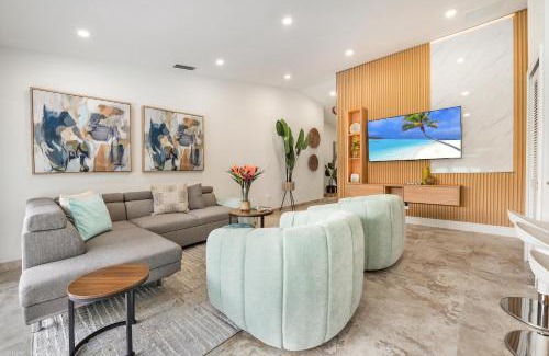 Richmond West Casa | Flamingo's Resort - Work Area, BBQ, 5 Bedrooms & Game Room