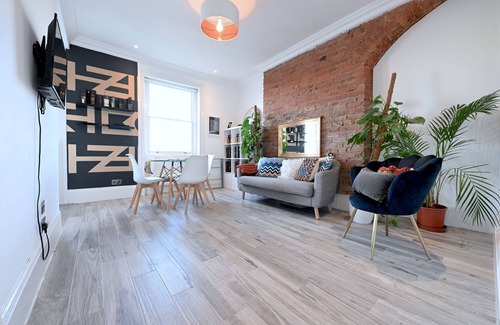 New Cross Casa | Flat C, 60 Lewisham Way, London, SE14 6NY,United Kingdom