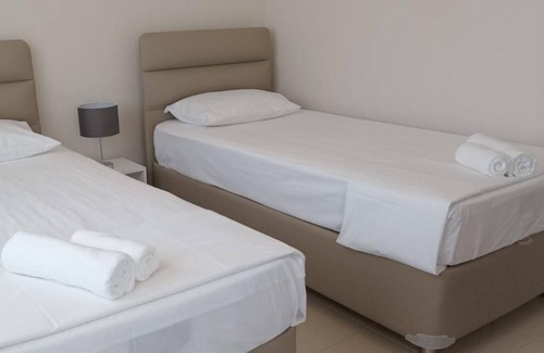 Mahmutlar Apartamento | Flat w Pool and Sea-view Balcony, 1 min to Beach