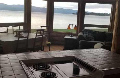 Bigfork Cabina | Hermosa cabaña de Bigfork en la orilla del lago Flathead que viene con deslizamiento de bote