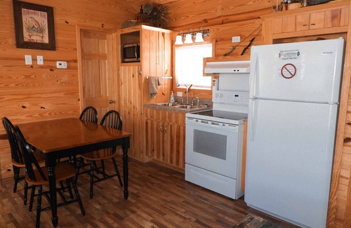 Leasburg Cabina | Fletcher's Village Group Cabin rental near Meramec River.