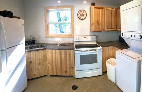 Leasburg Cabina | Fletcher's Village Group Cabin rental near Meramec River.